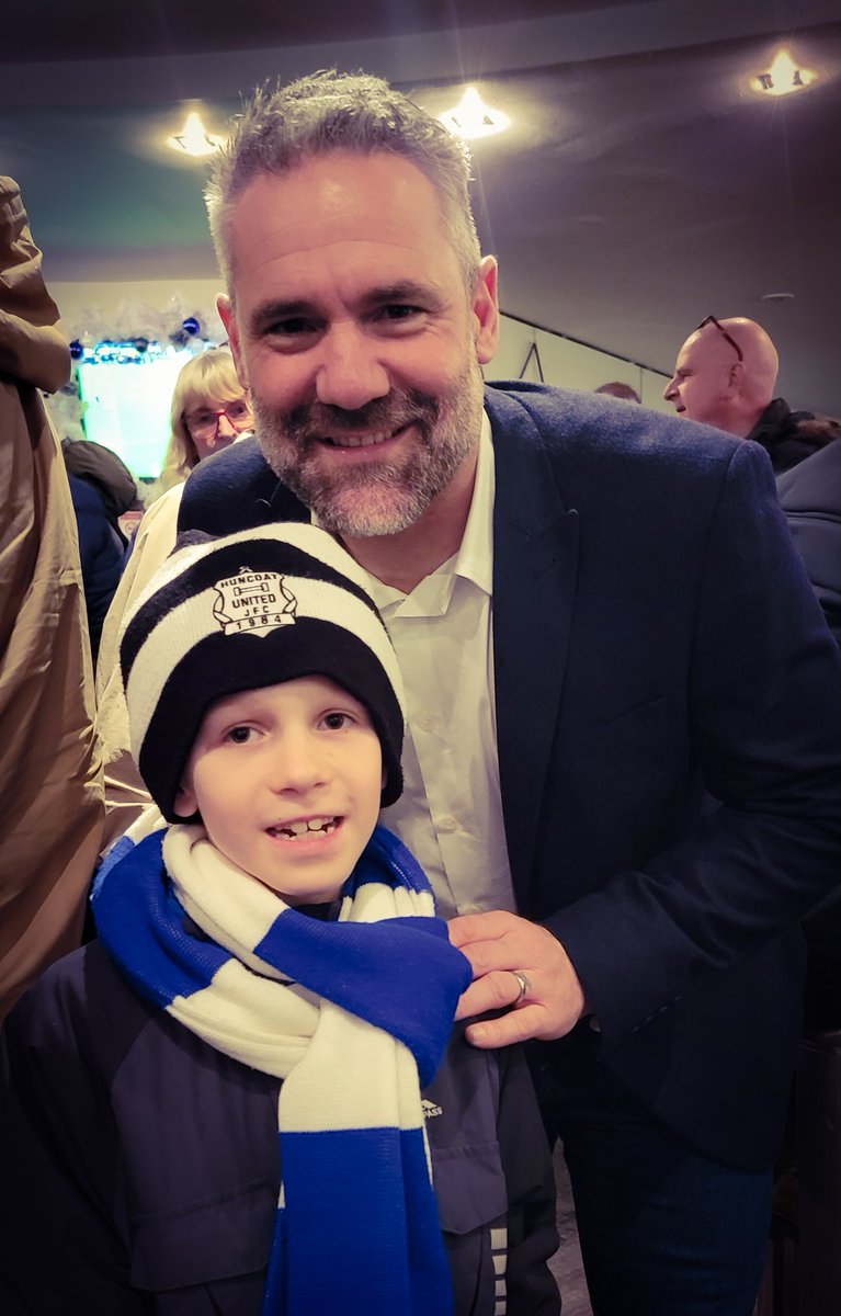 CoachScan's tweet image. Made his day Dunny... Legend! He plays No8 too @David8Dunn @HuncoatUnited 😃⚽️🟦⬜  ⬛⬜