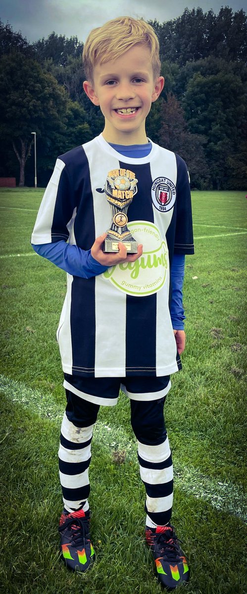 CoachScan's tweet image. Made his day Dunny... Legend! He plays No8 too @David8Dunn @HuncoatUnited 😃⚽️🟦⬜  ⬛⬜