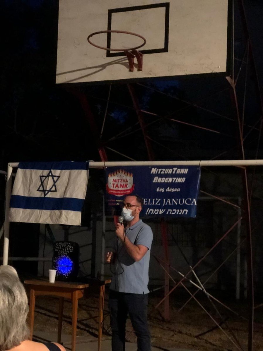 EzeZaid's tweet photo. El lunes prendimos la segunda vela de Januca en la Kehila! muy lindo encuentro, gracias por todo @MitzvaTankArg!!
חג חנוכה שמח! https://t.co/cvI7zjIsPV