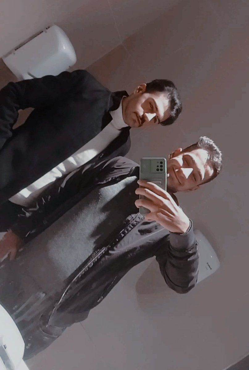 JustAGuy404's tweet photo. Someone told me that our noses look like a perfectly shaped triangle and I couldn't unsee it

Kinda liked my outfit too https://t.co/foV5vpEc9q