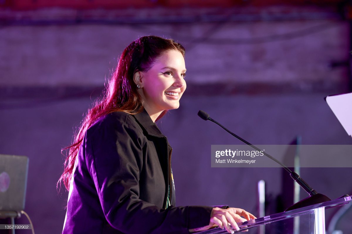lanascherryblsm's tweet photo. LANA DEL REY ARTIST OF THE DECADE https://t.co/FT7MIJcBW1