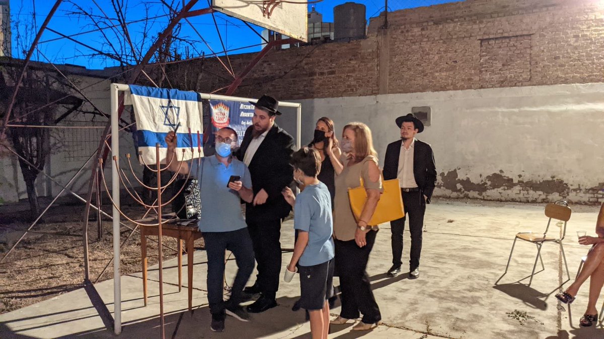 EzeZaid's tweet photo. El lunes prendimos la segunda vela de Januca en la Kehila! muy lindo encuentro, gracias por todo @MitzvaTankArg!!
חג חנוכה שמח! https://t.co/cvI7zjIsPV