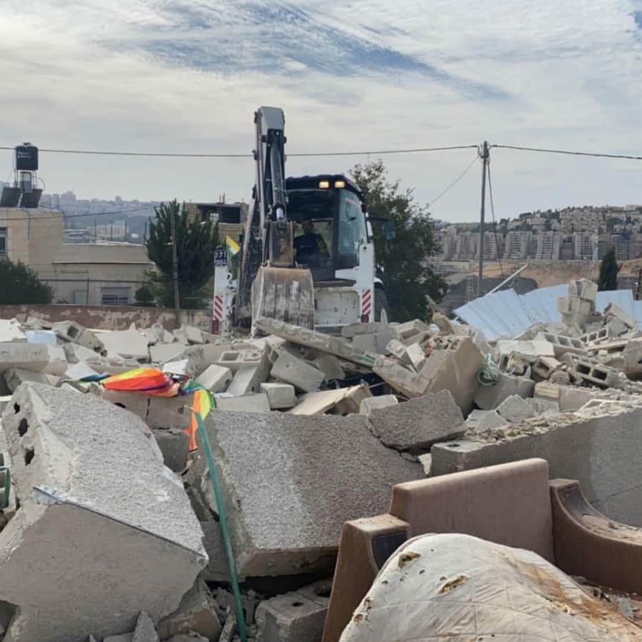 MemoHamada16's tweet photo. Israeli occupation bulldozers demolish a house inhabited by 5 people in the town of Beit Hanina belonging to the Jerusalemite Moath Al-Rajabi.#Act4Palestine https://t.co/XNUEOiEDIu