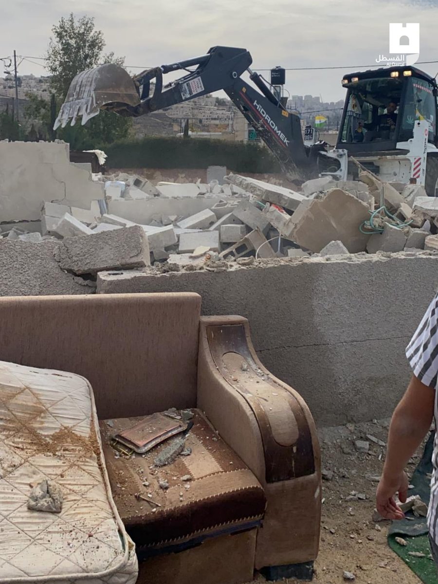 MemoHamada16's tweet photo. Israeli occupation bulldozers demolish a house inhabited by 5 people in the town of Beit Hanina belonging to the Jerusalemite Moath Al-Rajabi.#Act4Palestine https://t.co/XNUEOiEDIu