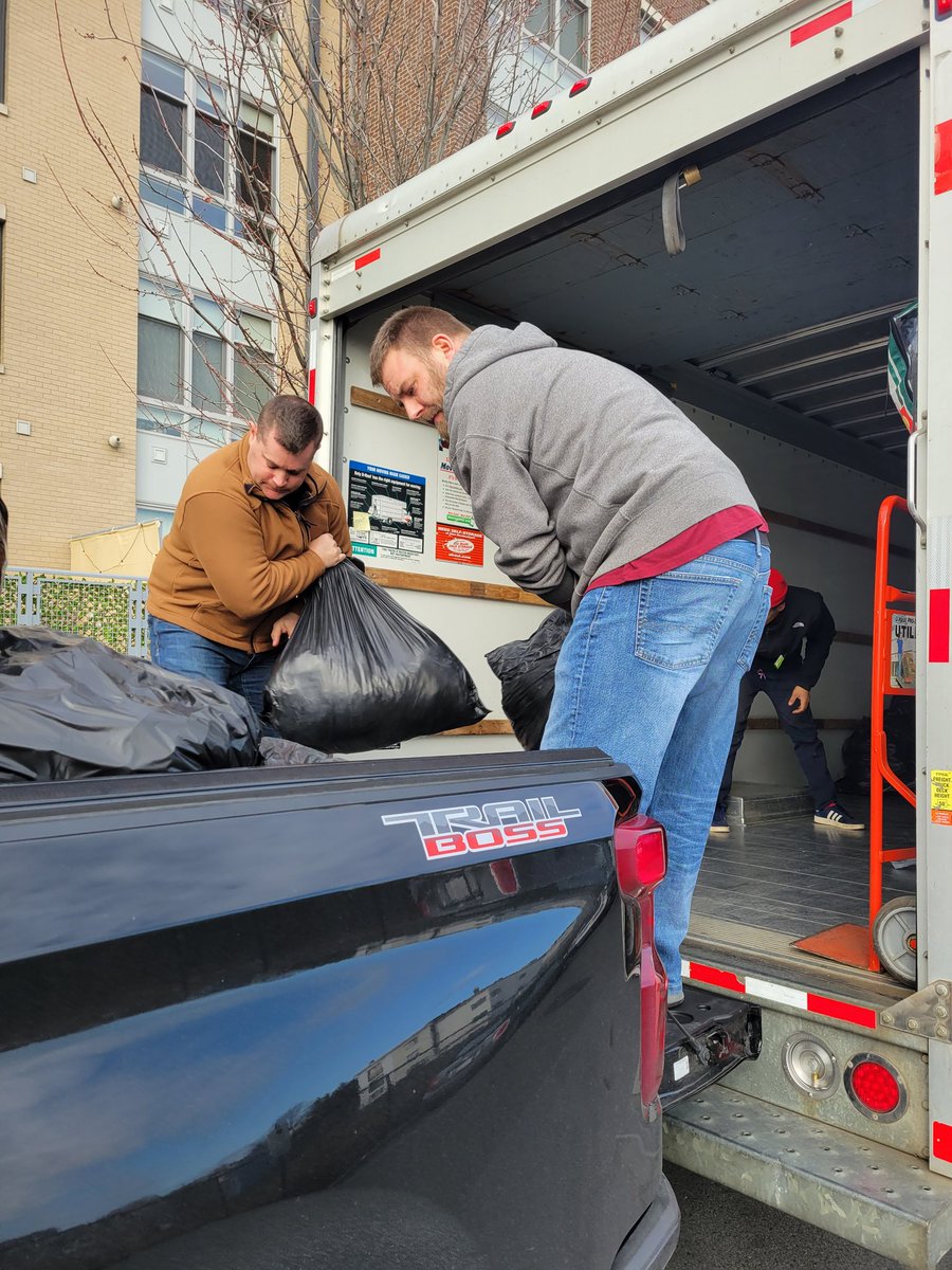 AdamsSchoolSPC's tweet image. Today we wrapped up our clothing drive! Thank you to our families, neighbors and community for your donations! The Adams collected 147 bags to raise funds for our school! Stay tuned for our totals with the Bradley! 

👕👖🧥👗