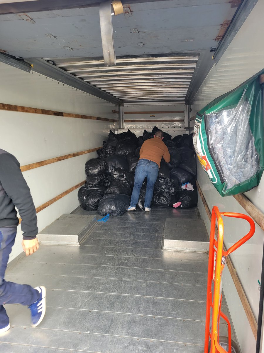 AdamsSchoolSPC's tweet image. Today we wrapped up our clothing drive! Thank you to our families, neighbors and community for your donations! The Adams collected 147 bags to raise funds for our school! Stay tuned for our totals with the Bradley! 

👕👖🧥👗