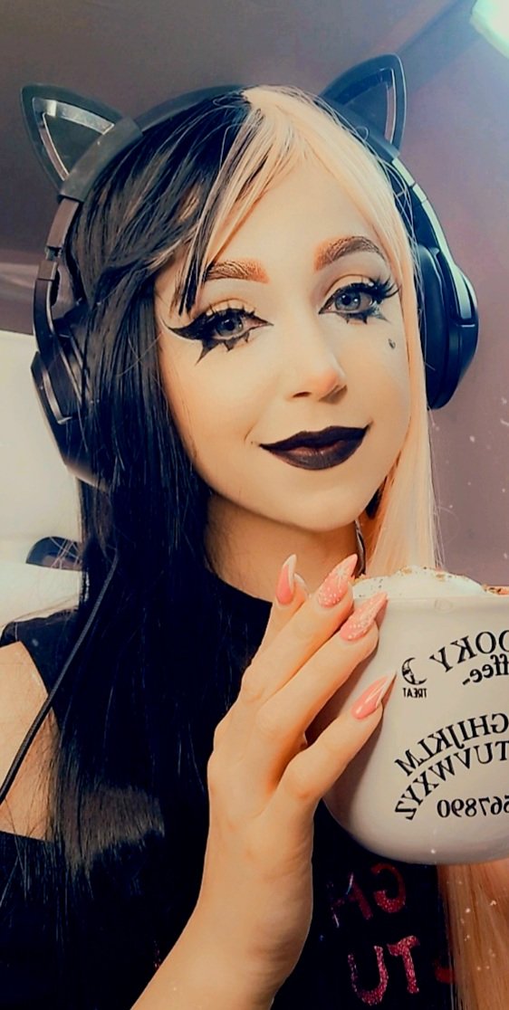 Rosei_Quartz's tweet image. 🥀 Going LIVE to read some Meme Tarot ans drink tea #communitystream #Twitch