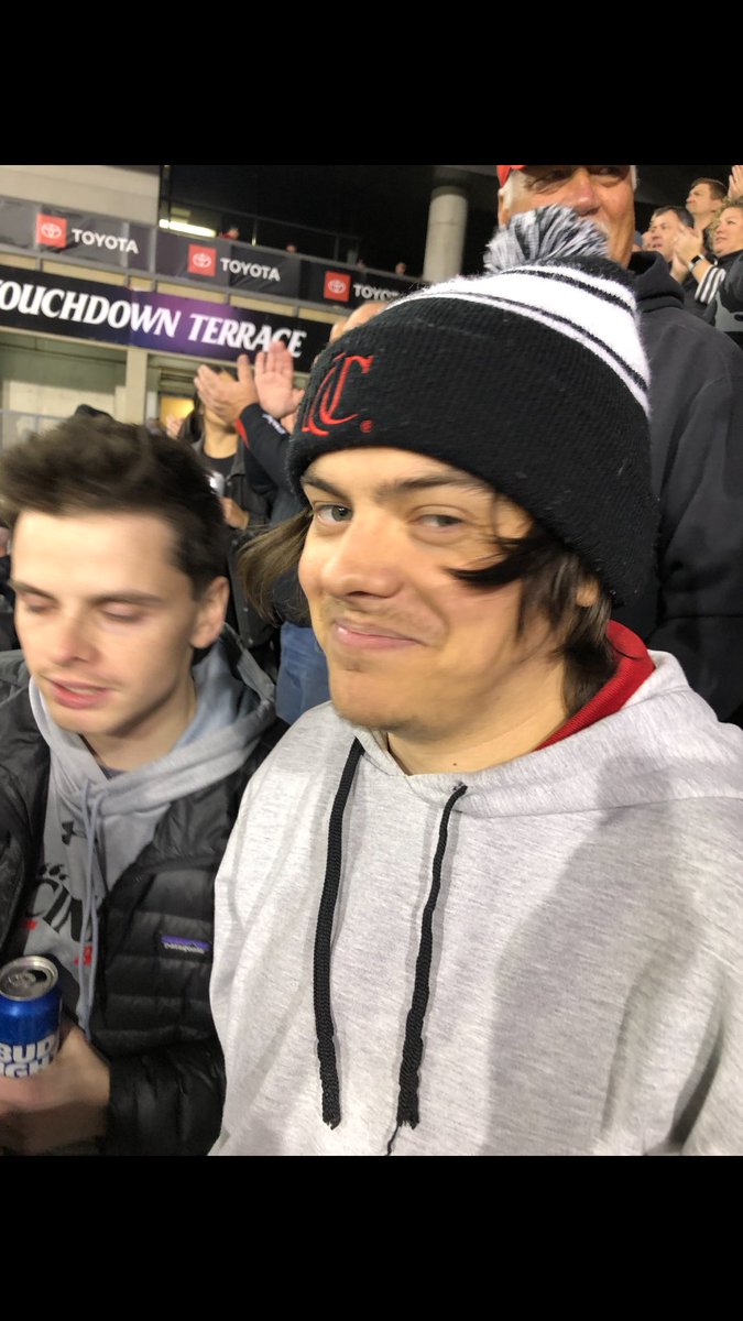 Tell me this dude doesn’t look like harry styles