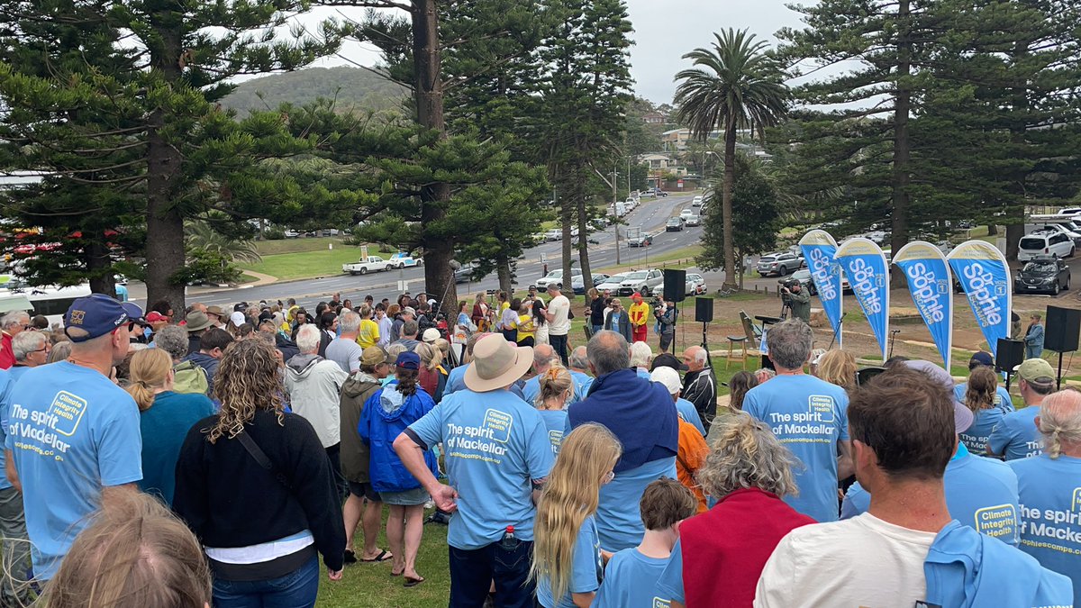 katienarrabeen's tweet image. #MackellarVotes great crowd at Avalon beach today