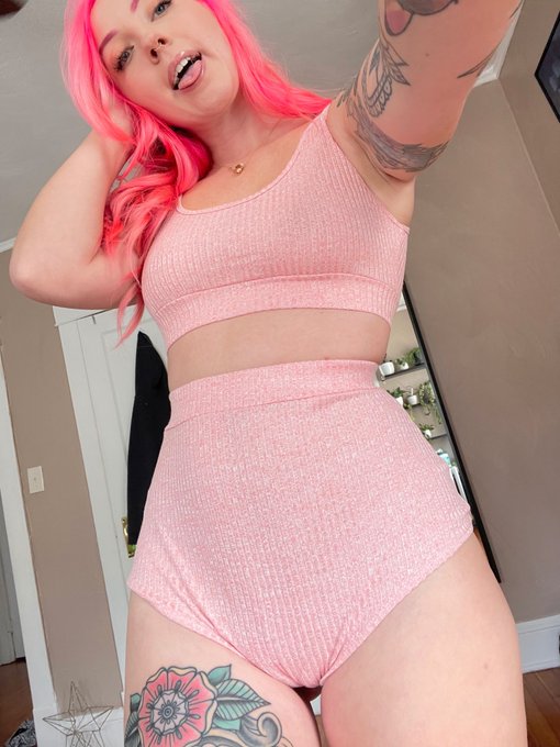 Can you guess my favorite color? 💖 https://t.co/04bqW75tsZ