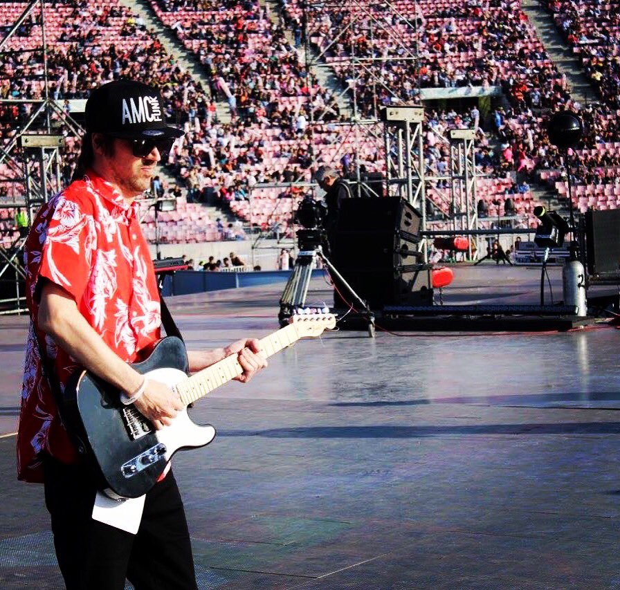 AMCfunk's tweet photo. Hace un tiempo apoyando a los niños de la @Teleton #teletonchile #livemusic #estadionacional #onstage #amcfunk #funklatino #fender 🎈https://t.co/5bij4aK3ci https://t.co/N3faCRzF94