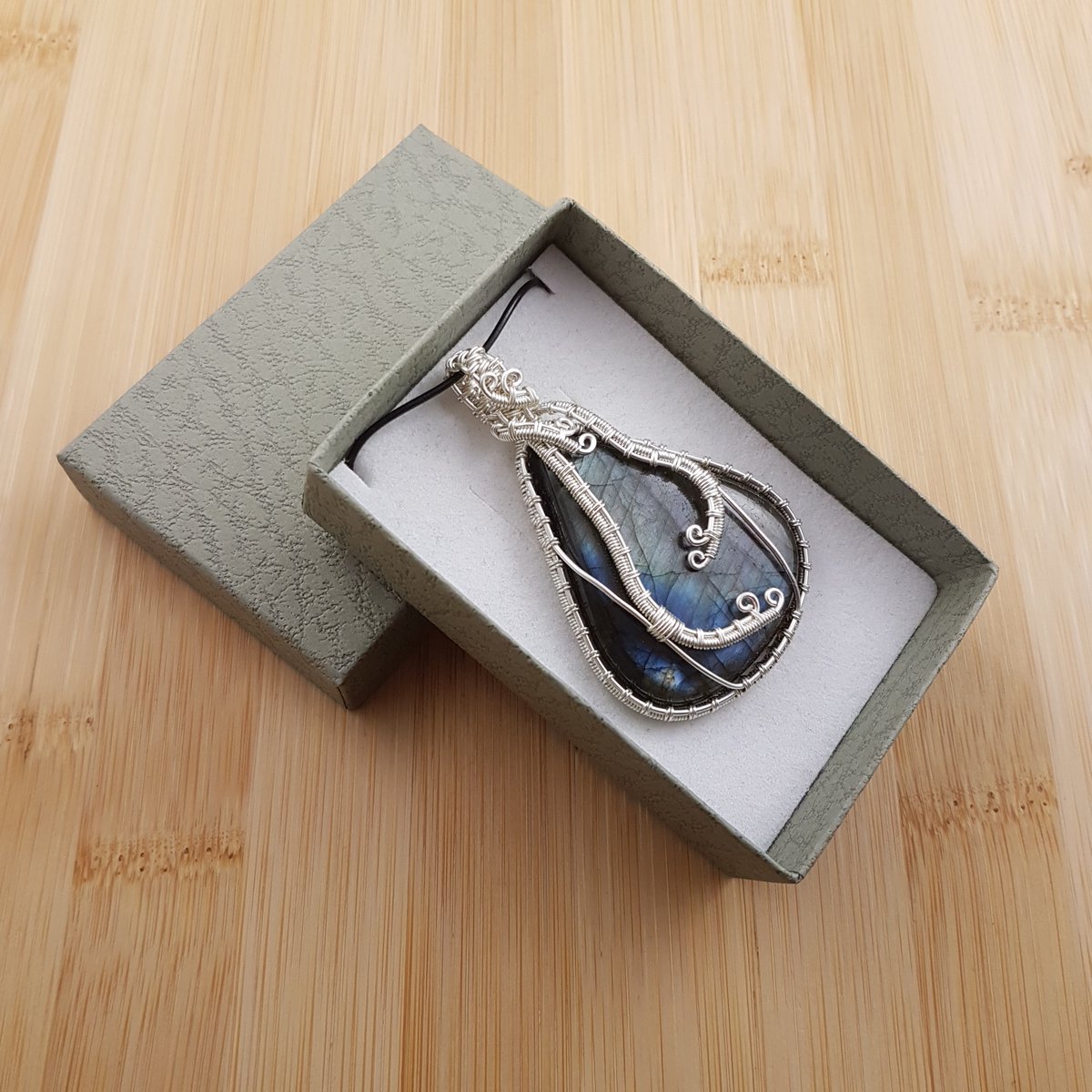 OiShinyThings's tweet image. I&apos;ve got 27 different labradorite pendants listed, from shining showstoppers to a splash of colour.
etsy.com/shop/oishiny/?…
Each one comes in a gift box with free international shipping.
#HandmadeGifts #TreatYourself #MagicOnTheGo
