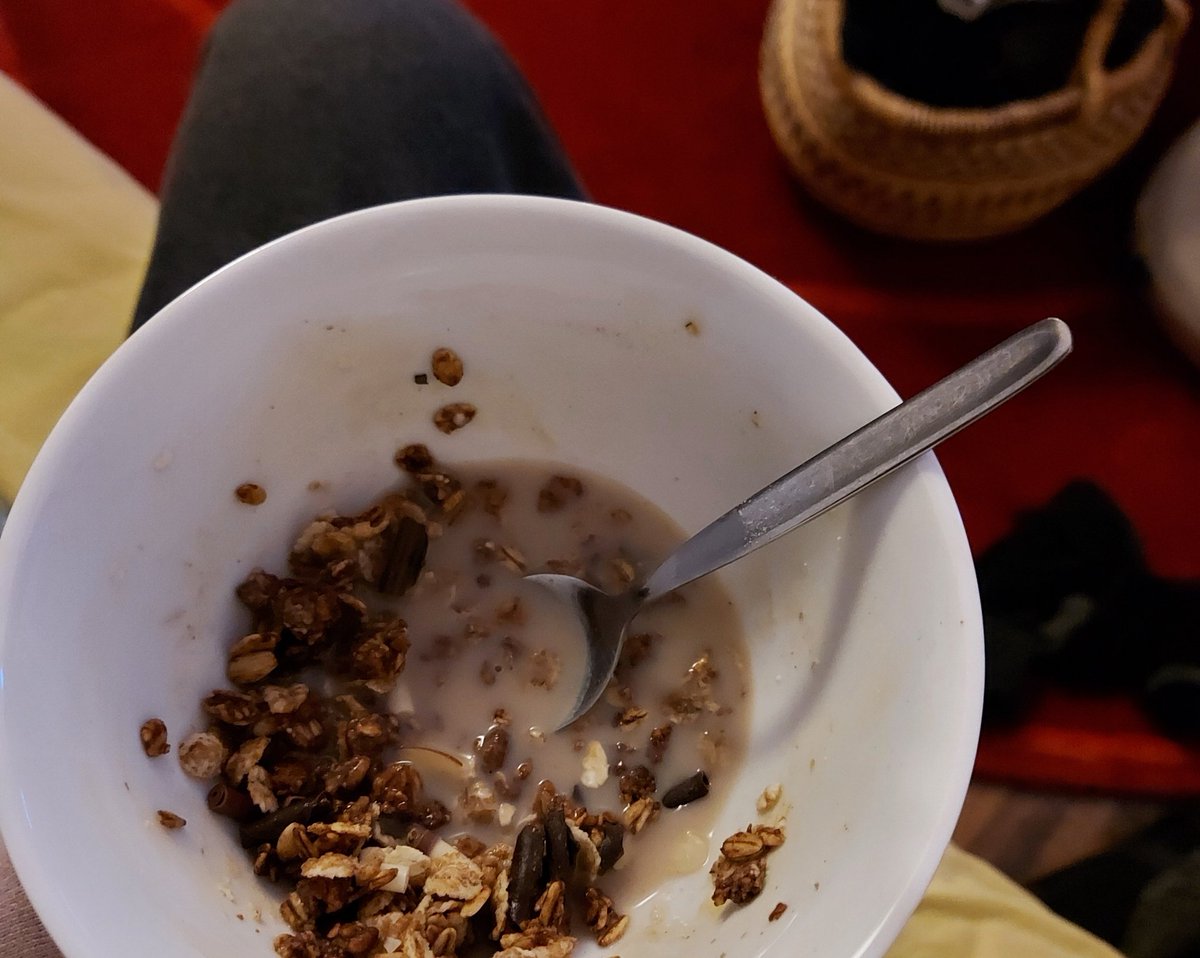 TeyMinecraft's tweet image. sitting on my bed rn like