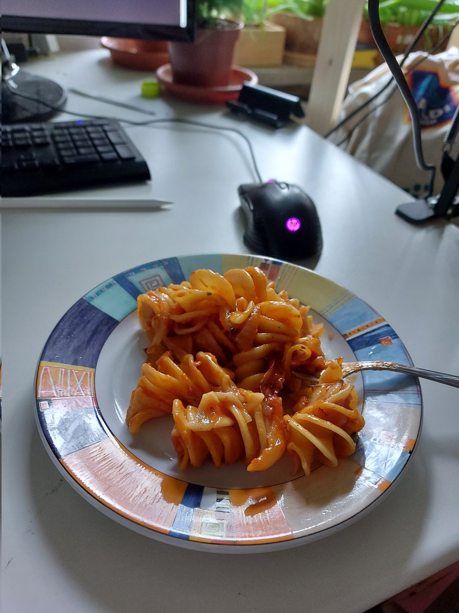 TeyMinecraft's tweet image. sitting on my bed rn like