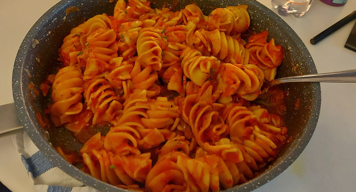 TeyMinecraft's tweet image. sitting on my bed rn like