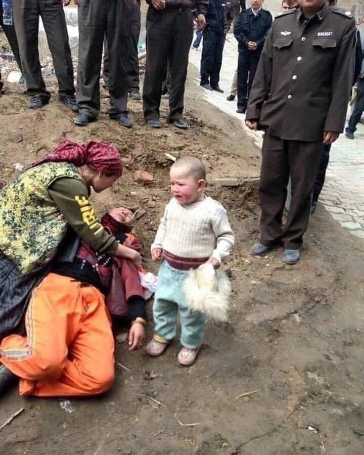 Neden Doğu Türkistan'a sessizsiniz? Neden duyarsızsınız?Katil Çin polisi Türk kadınlarına işkence ediyor, Tecavüz ettirip öldürüyor. Türkistanlı Türk çocuklarının gözleri Türk halkını arıyor. #DoğuTürkistanaSESver.