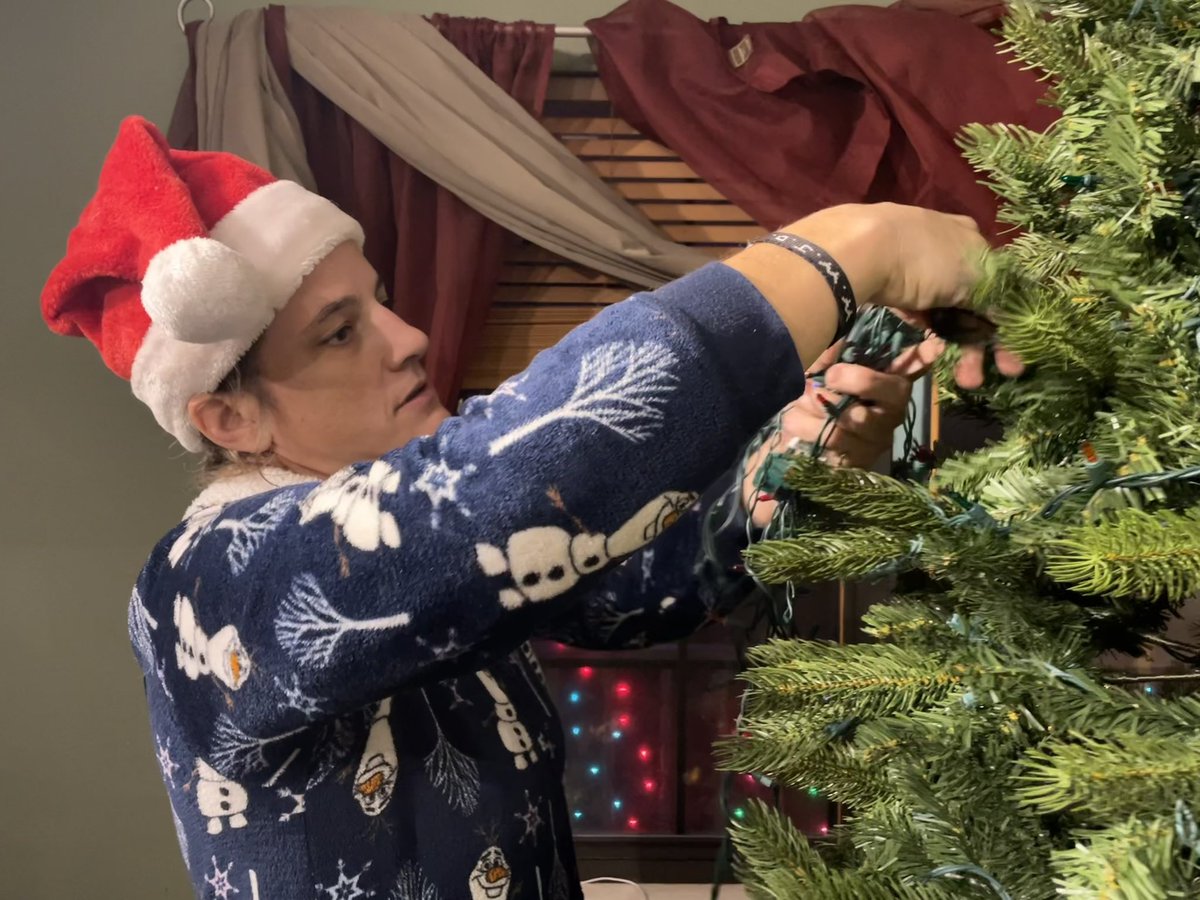 Liv_4_MMA's tweet photo. A little later than usual getting the house decorated, but on it tonight with my fam and Christmas music courtesy of @PTXofficial!
Now if @BellatorMMA or @InvictaFights wants to wrap a gift for under my tree…
#Phoenix #PhoenixAtHome #PhoenixAtChristmas #Christmas #Christmas2021 https://t.co/y28NYcilfq
