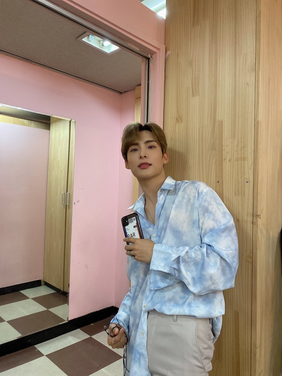 positiveace5's tweet photo. junhee hopes you're doing well!! your mental health is so important so make sure to do whatever you need to be happy, whether it means to give yourself a break or to treat yourself to something you enjoy, he hopes it can make you smile a lot more 💙 https://t.co/rx2iQecaFy