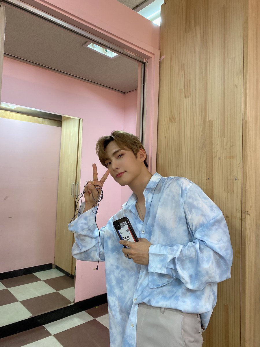 positiveace5's tweet photo. junhee hopes you're doing well!! your mental health is so important so make sure to do whatever you need to be happy, whether it means to give yourself a break or to treat yourself to something you enjoy, he hopes it can make you smile a lot more 💙 https://t.co/rx2iQecaFy