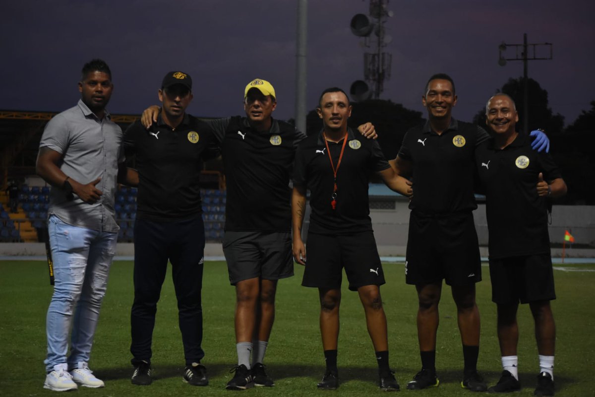 Gracias a estas familias que permiten disfrutar estos momentos, gracias <a href="/herrerafc_/">Herrera FC</a> seguimos adelante y nos vemos en el "Rommel Fernández" el próximo 11 de diciembre en la gran final de la <a href="/LPFpanama/">LPF TIGO</a> #SinergiaHerrera