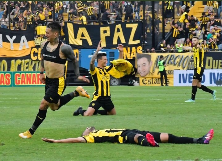 Uno en el piso, otro de rodillas, uno de pie y uno corriendo. Todos llorando de emoción. Esta fue la imagen de Peñarol hoy. Pobres los que no lo sienten