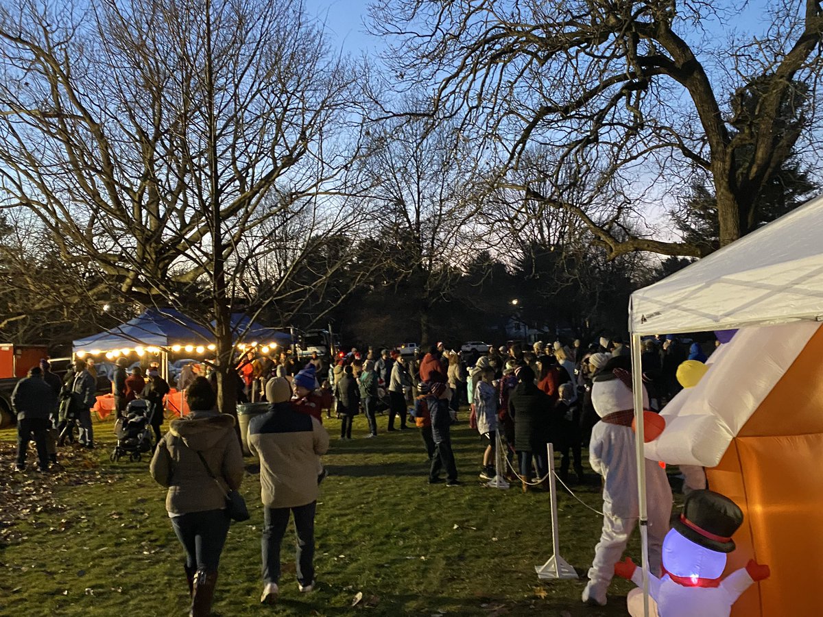 north_andover's tweet photo. It was so great to be back on the Common for the North Andover Tree Lighting!  Thank you @NAFestivalEvent! https://t.co/XdyUJnPNLZ