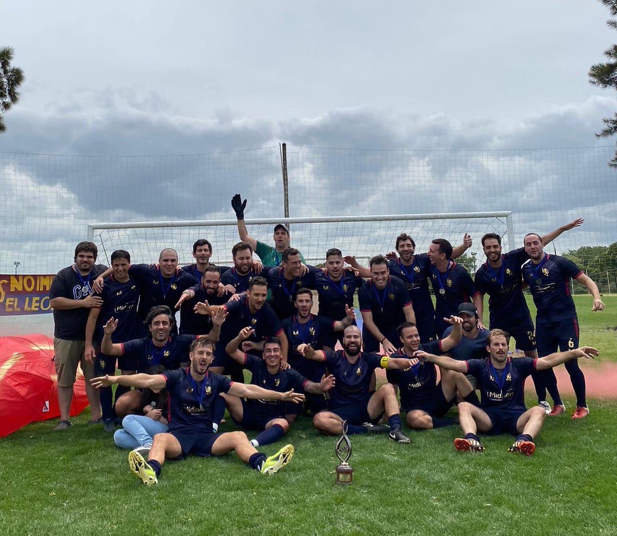 Aston_U's tweet photo. •Y UN DIA EL ASTON SALIÓ CAMPEÓN •

Enorme lo de los pibes de la pre senior, tremendos jugadores y mejor grupo humano. La copa ya esta en la vitrina cuando quieran la pueden ir a ver 😉.

#OupaAston #YWNDA #ELASTONYASALIOCAMPEON https://t.co/VWmB1gjeW6