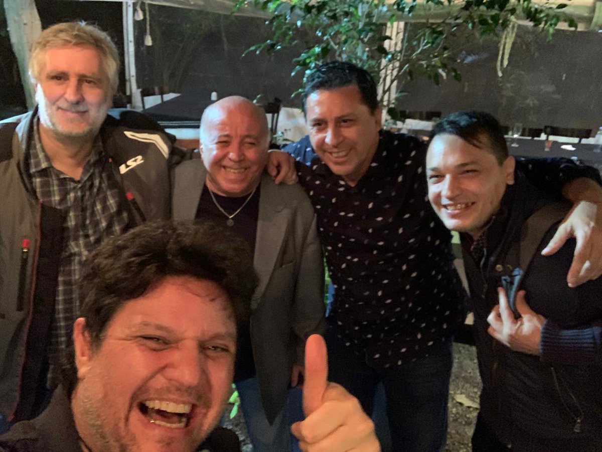 clubdelprogres1's tweet photo. Festejamos los 25 años de Vivamos la #vida conducida por @jcdelmissier y su equipo @fabriciolopezOk @LaloMorino @radiomitre @RadioMitreStaFe @BonelliOK @BocaDeSeleccion @Danielmollo @diegoleuco @diegobonifatti @anellogaby @polacocaimi @juanlocatelli @ https://t.co/U0dWnnNnTL