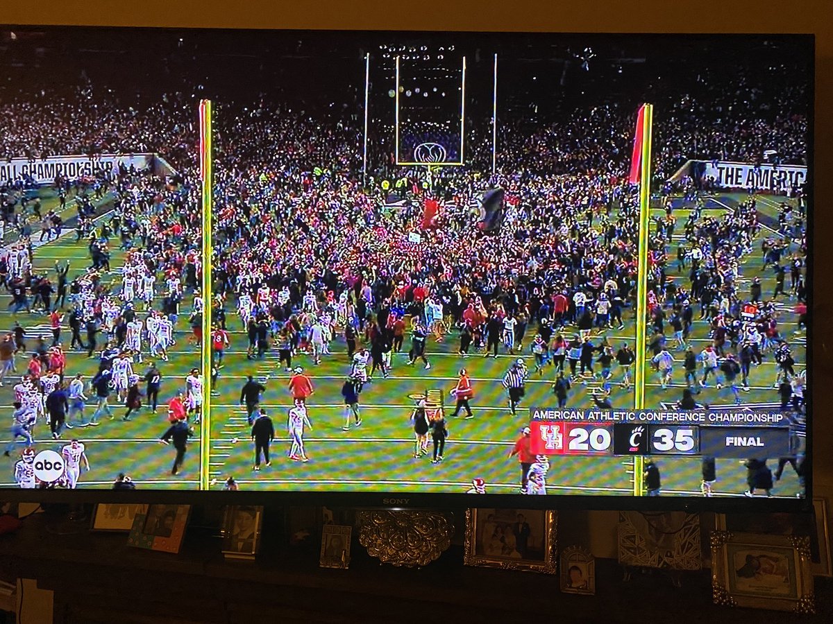 ubcprez's tweet image. Congratulations #BearcatNation. You did it! I love you. #CFBPlayoff