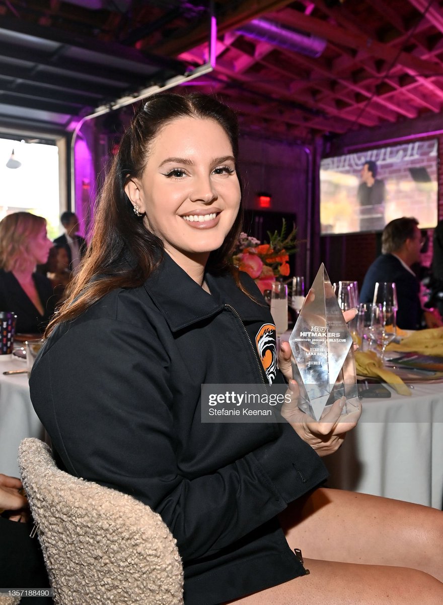 CinamonSluh's tweet photo. 10 years ago, Lana Del Rey was named @QMagazine’s “Next Big Thing”. Today she received the “Artist of the Decade” award from @Variety I am so so proud 🥺 https://t.co/KThJ58sTt3