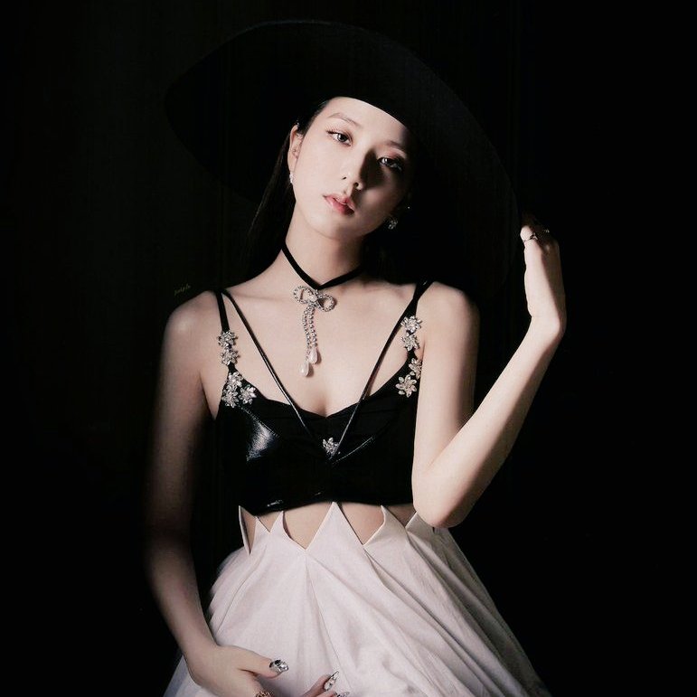 SK96CH's tweet photo. .
@.𝐜𝐦𝐢𝐥𝐥𝐞 at #skpics + #skcabaretparty
it's all about accessorizing. 💫 https://t.co/Nknrytqk7F