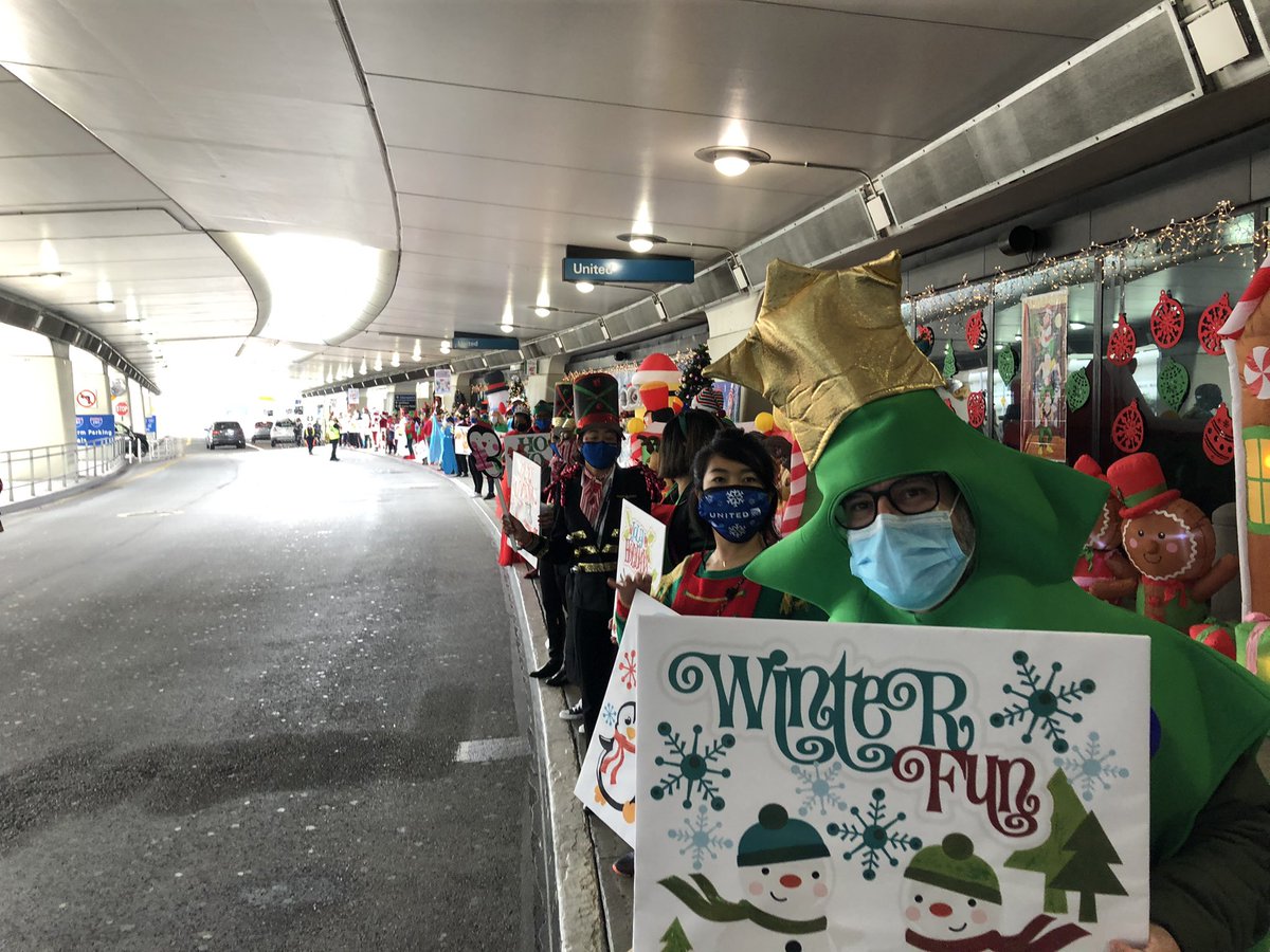 What an amazing day celebrating our Fantasy Flight (Parade) in SFO. So many 🎁 🎅🎄 and a lot of good cheer! Great job by all of the volunteers! @SFOOpsUA @weareunited @Auggiie69 @MikeHannaUAL @JMRoitman @nbyunriedel @JoniBelknap