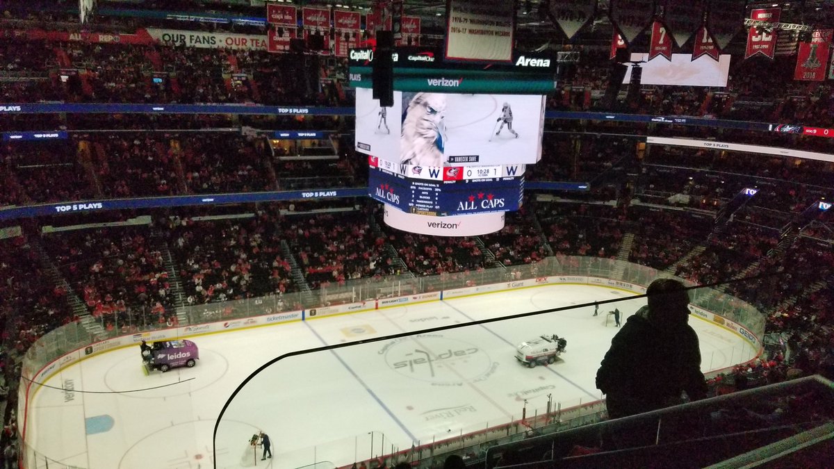 ErikHouseofhuge's tweet photo. What a great evening for hockey! #washingtoncapitols #PlayingInMyBackyard https://t.co/lTx1W6yvCf