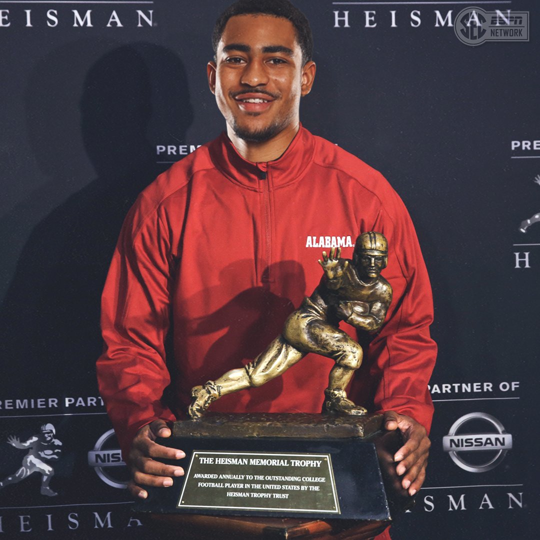 SECNetwork's tweet photo. HAND IT TO HIM 🏆

@AlabamaFTBL @_bryce_young https://t.co/Yl5Yqh4BnO