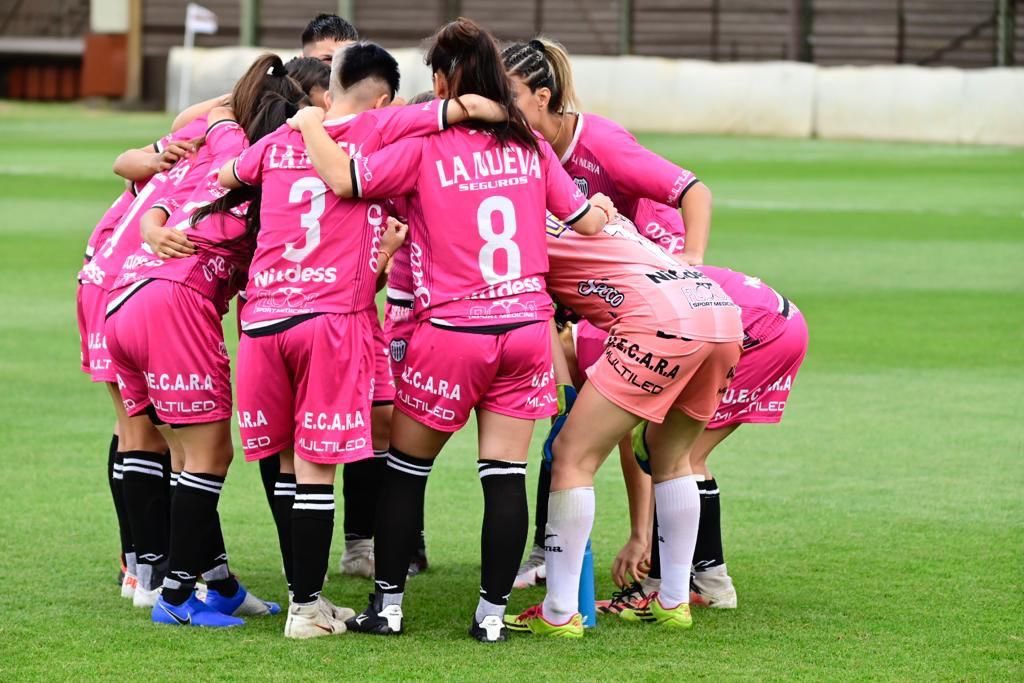 Vamos Campeonas !!! Gracias por el ascenso. En Nombre de toda la CD del Club A. Estudiantes , quiero felicitar y agradecer a las Jugadoras, CT, Colaboradores/as , miembros de CD , prensa y difusión y en especial a Lucas y a Vero por nuestro primer logro en Fútbol Fem.🖤🤍🖤🇦🇷