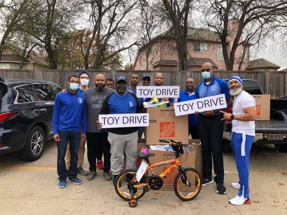 ArlingtonSigmas's tweet photo. Our annual Sigma Beta Club Toy Drive. Thank you to everyone that stopped by with your toy, gift card or online donation. Special Thank You to the NPHC Greater Southwest DFW Metroplex for such a generous gift card that will be used to purchase more toys. #SBC1950 #IMS https://t.co/mjA64HJFzT