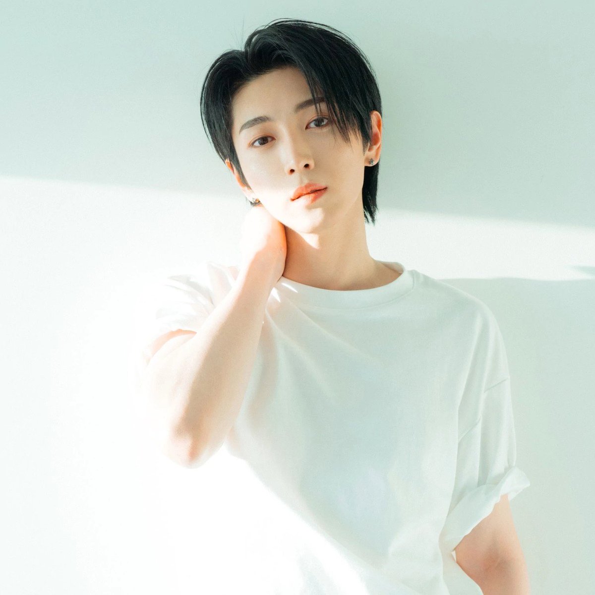 A guide to Love (former member):
Love aka Park Jisung is OnlyOneOfs Leader and Main Vocalist
Age : 27
Height : 182 cm (6’0)
Birthday : January 17, 1994
Loves life motto is ‘Live well and eat well, and i’m right, believe me’