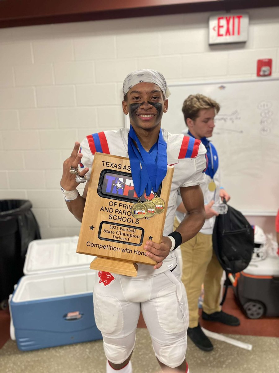 rjoyner_33's tweet photo. Congratulations to my guy @DanielMDemery and @ParishFootball on the 3 peat‼️💍💍💍 https://t.co/2AQLWHaQXK