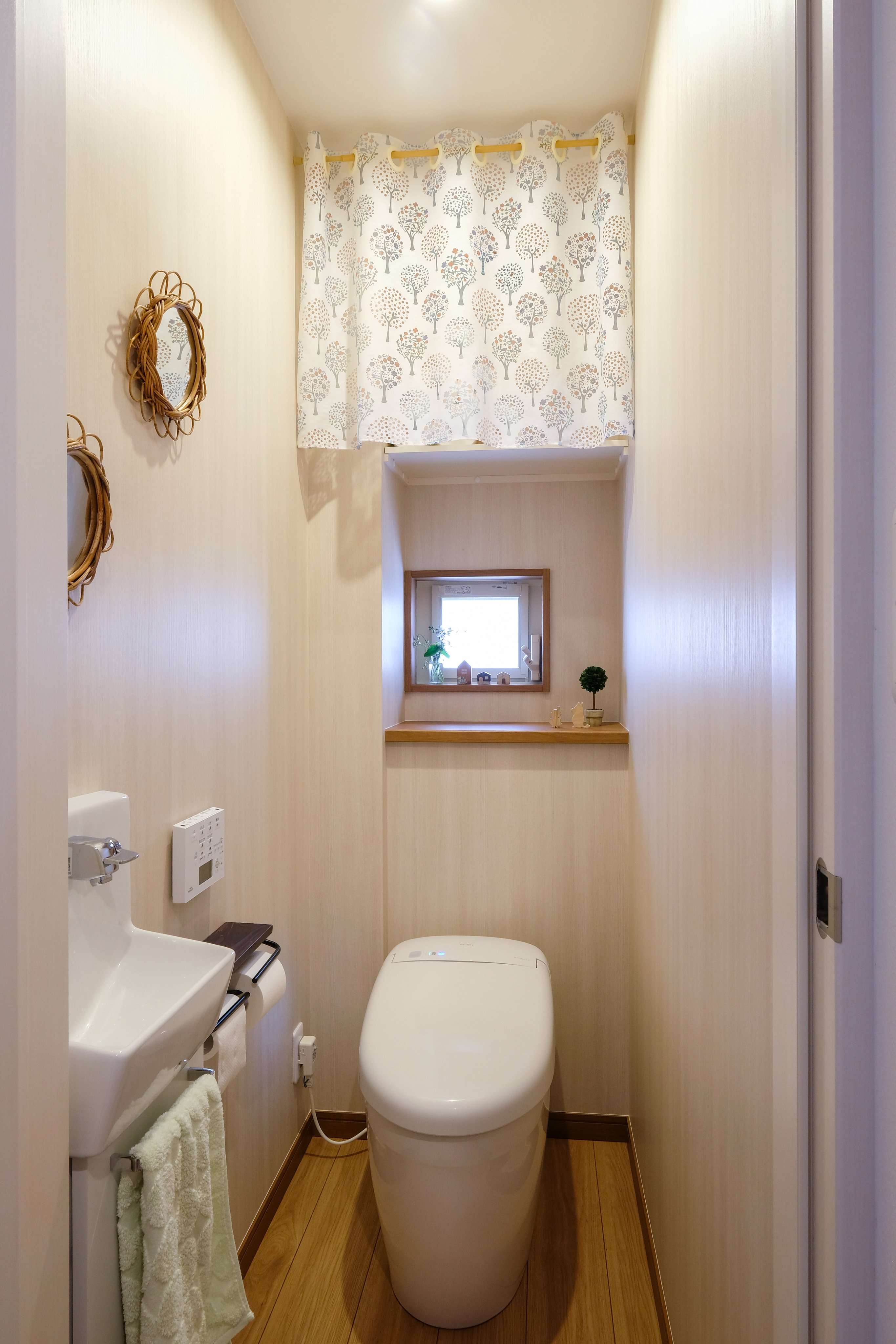 株式会社タクミ 間取りの話 トイレの吊り戸棚 後部壁フカシカウンター 吊り戸棚 トイレ 収納スペースとして吊り戸棚を設け 予備のトイレペーパーやトイレ掃除用具などを収納 後部壁フカシカウンター 配管の配線が出ないように壁で囲み カウンターを