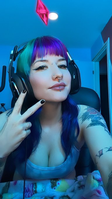 Come watch me stream https://t.co/HsG23l9NKL https://t.co/dz5nPONeWd