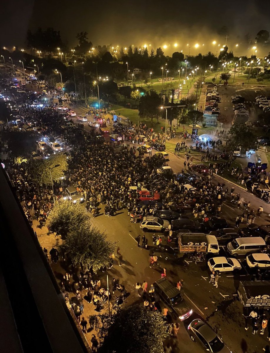Ralvarezw's tweet photo. La imagen lo dice todo . Descontrol en todo sentido . En épocas de #covid hay una parte de la población que no quiere entender nada . Autoridades sin ningún plan . https://t.co/WKPp2JkceV
