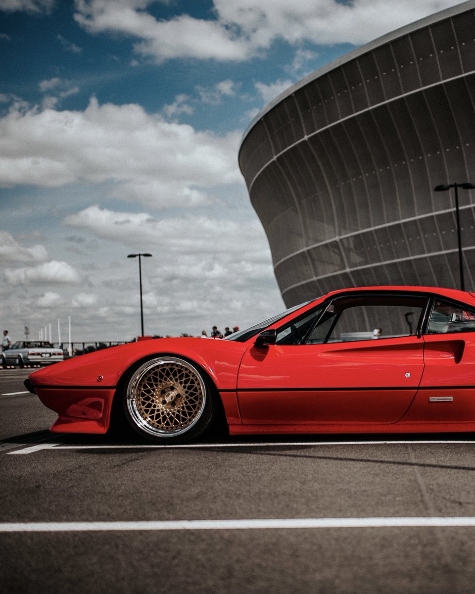 Gold looks so good on Ferrari red.❤️
@keansuspension doing it big as always!
📸 @wadelambert_

#Accuair #eLevel #Bagged #BaggedFerrari #Ferrari #308GTB #AirSuspension #Fitment