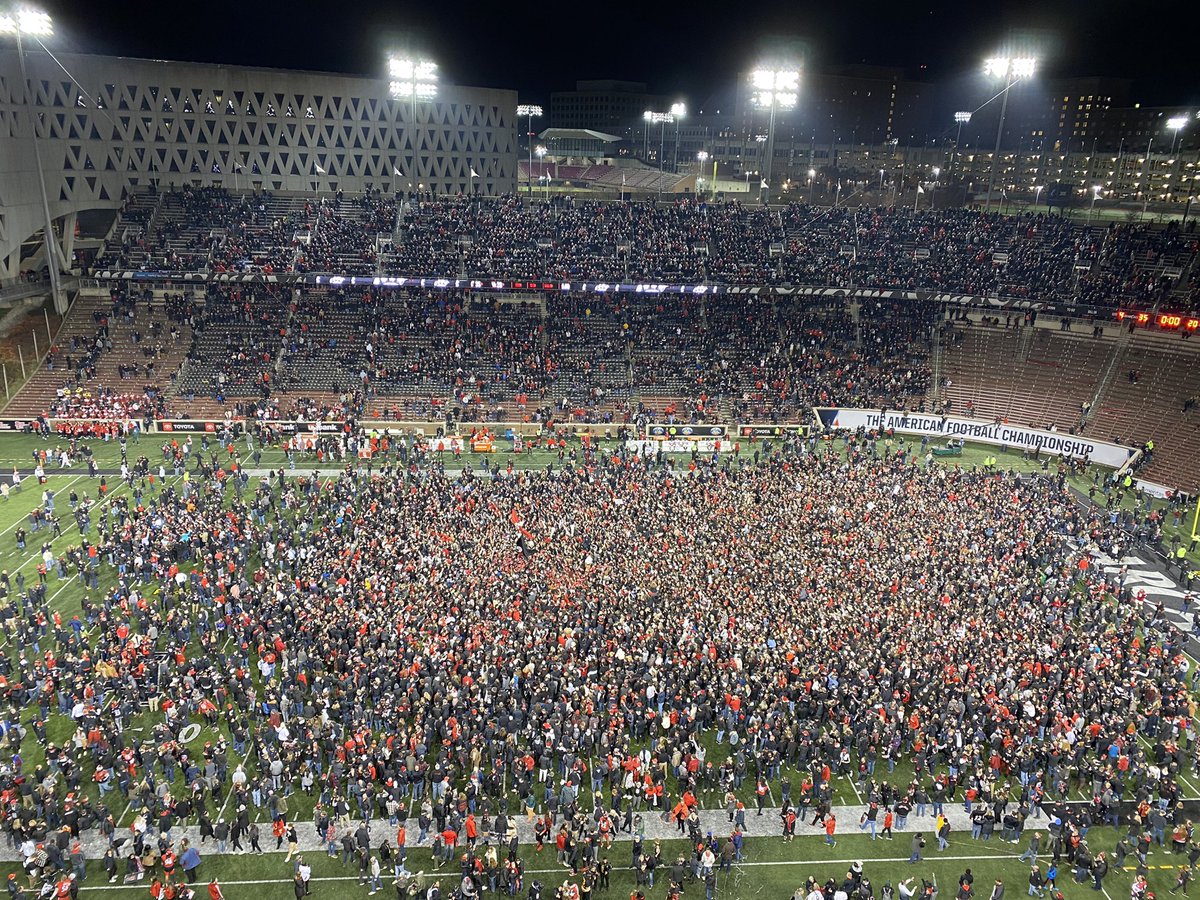 I have never seen a scene like this !!!!!enough said !!!!!@GoBearcatsFB