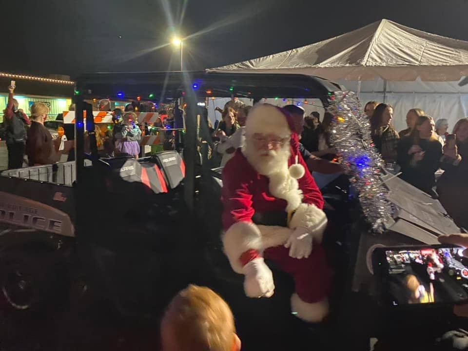 ColeforPV's tweet photo. Forgot to post here about the gorgeous Mayor’s Tree! Such a great night in Corinth Square on Tuesday celebrating the holidays with our friends and neighbors - and some special guests too! 🎅 https://t.co/HCy0Iy4ToC