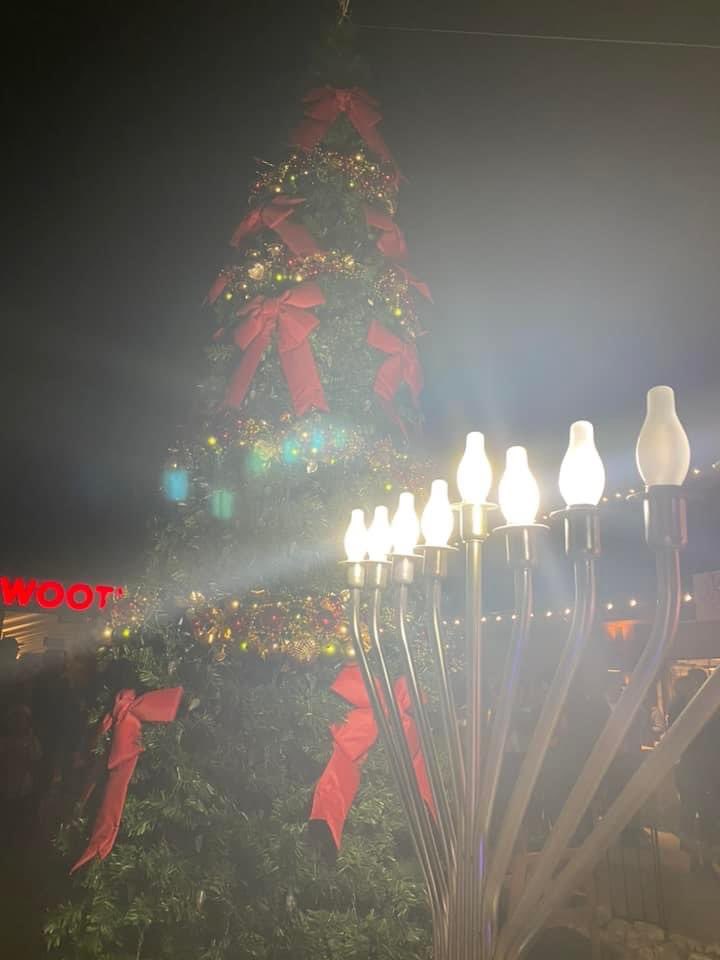 ColeforPV's tweet photo. Forgot to post here about the gorgeous Mayor’s Tree! Such a great night in Corinth Square on Tuesday celebrating the holidays with our friends and neighbors - and some special guests too! 🎅 https://t.co/HCy0Iy4ToC