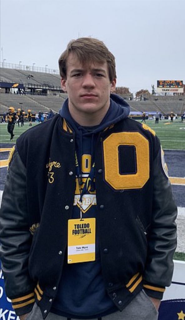 TiffanyAlaniz's tweet photo. Oh my gosh….
@UMichFootball has Tate Myre’s family on field for coin toss….
Tate was a star junior running back-1 of 4 shot and killed earlier this week at Oxford HS.
Incredible act of kindness by #BigBlue 💛😢😢😢😢
Tate also was considering @AggieFootball
#RIPTate https://t.co/uxbsfRAzHf