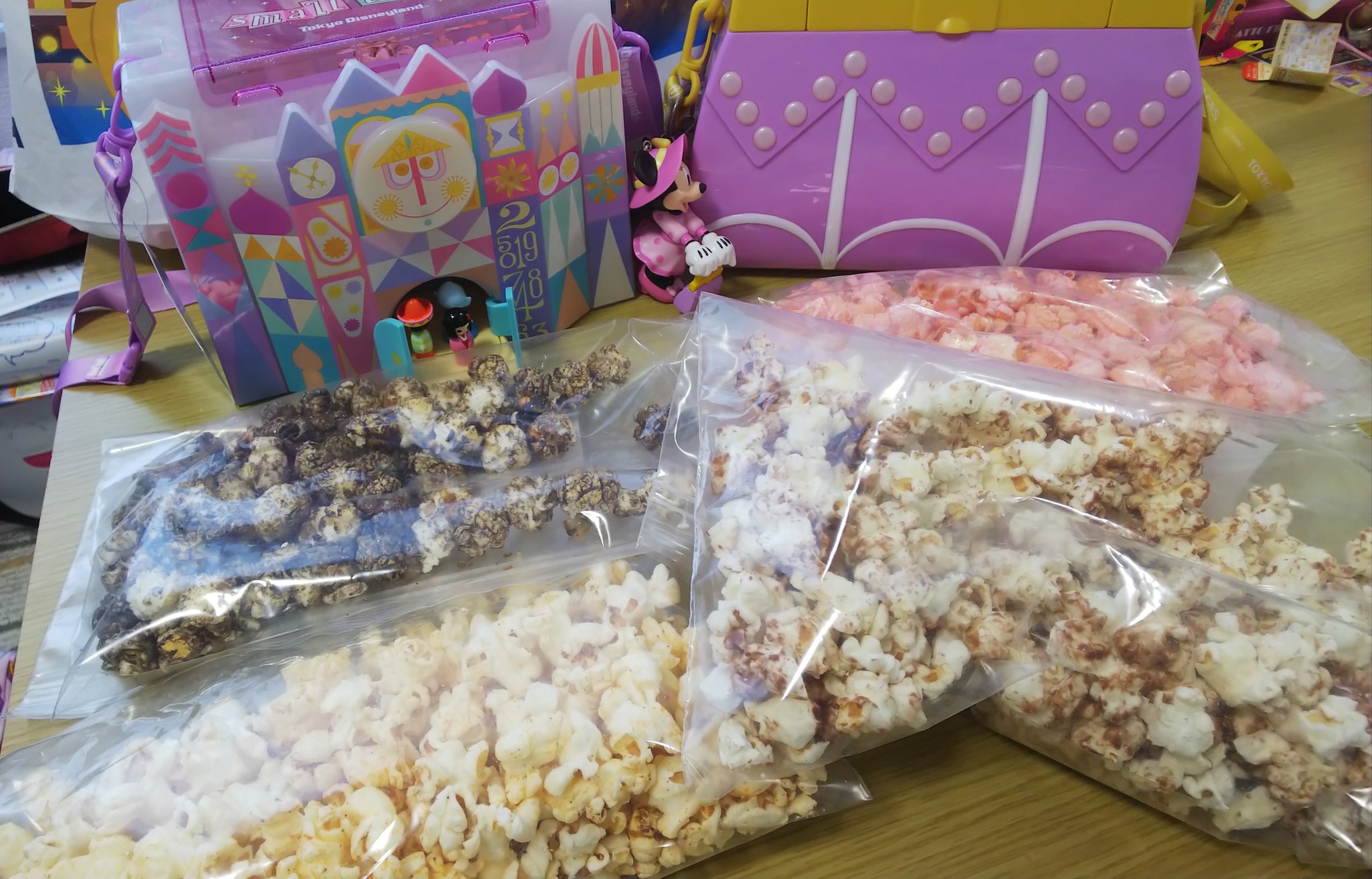 ゆぱすけ 12月の3日と4日に行ってきました 東京ディズニーランド と 東京ディズニーシー そして買ってきた ポップコーン 全部で5種類 クッキークリーム ストロベリーミルク ミルクチョコレート ガーリックシュリンプ オレンジチョコレート スモール