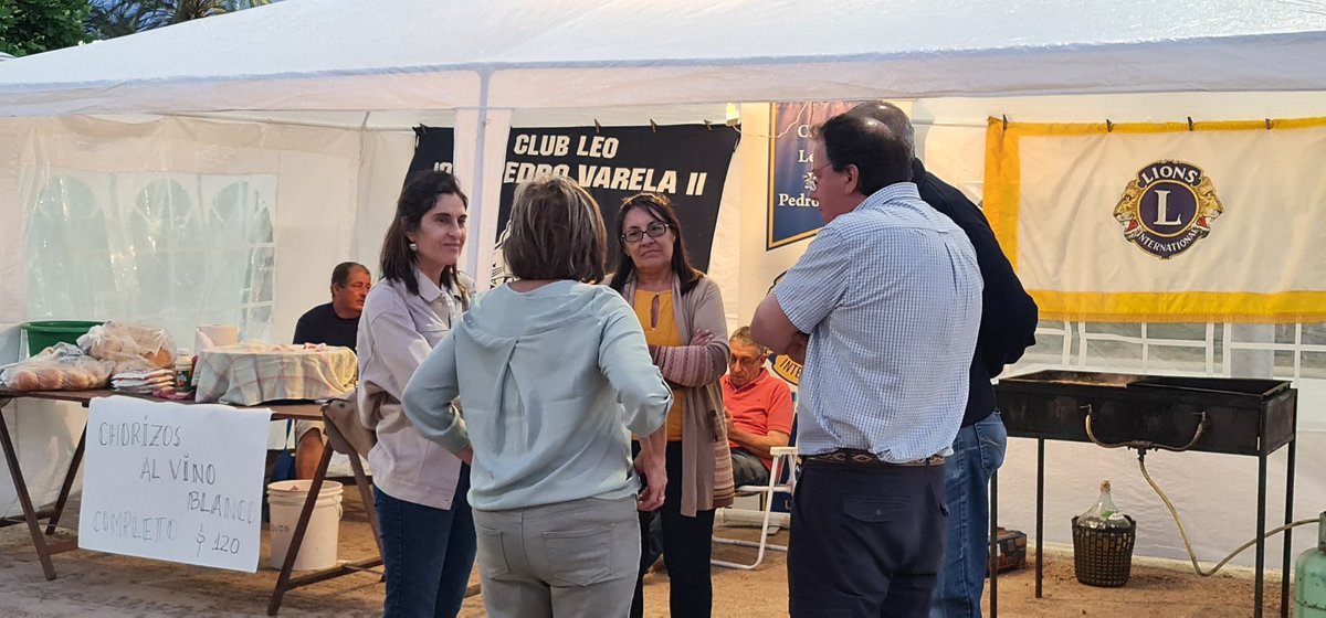 AlexandraInza's tweet photo. Un placer acompañar la 42ma Feria Espectáculo de Jose Pedro Varela(Lavalleja)que es un evento en el que instituciones y vecinos en general  contribuyen a recaudar fondos con fines sociales y comunitarios. La fiesta sigue mañana también!
 Anímense a acompañar! https://t.co/y3eMMt6tV2