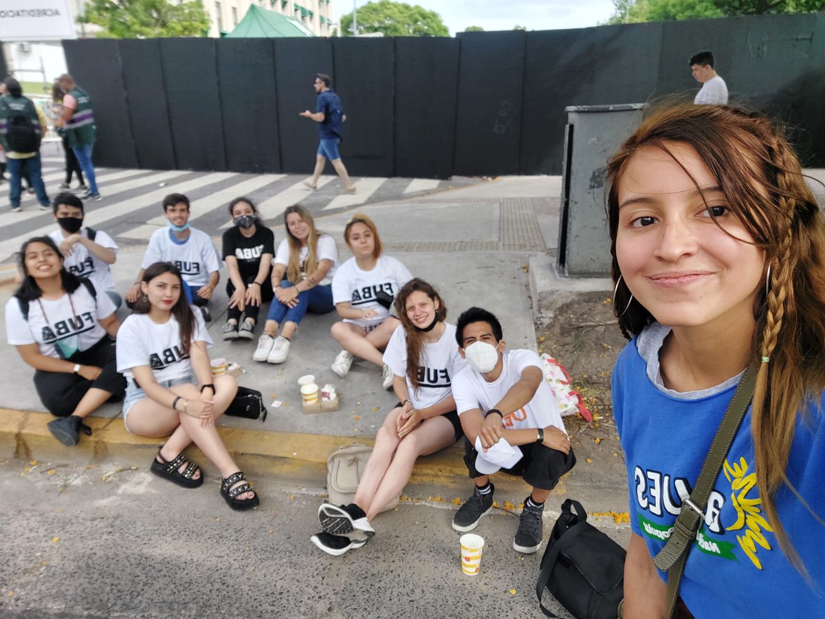 MUNAP_OFICIAL's tweet photo. UBA200

Hoy compañerxs de @LaUes_Sociales Presidencia del CECSo junto a la FUBA estuvieron presentes entregando diplomas a los estudiantes que participaron de los voluntariados durante los 18 meses  de pandemia y a los artista que participaron del  @UBA200Concierto 
#UBA200 https://t.co/VkHLfHWS6d