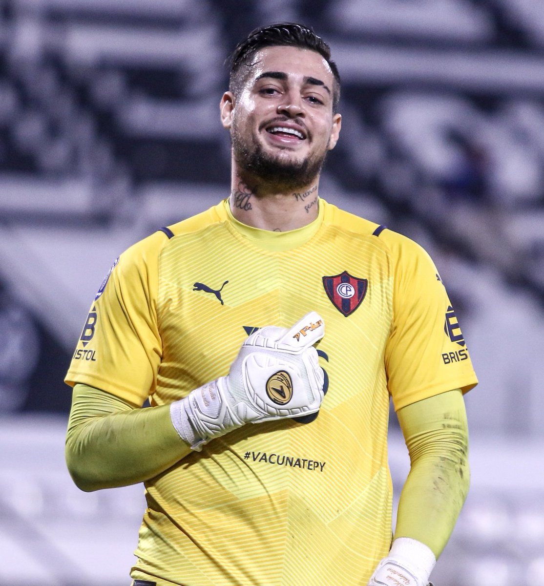 BrunoPont's tweet photo. Jean Fernandes, arquero de #CerroPorteño: "Cuando nos eliminamos de la Copa yo me quería ir y en eso Chiqui perdió a su hijo. Ahí dije que me quedaría a ganar el campeonato por él" #730AM https://t.co/2KzP1et4a5